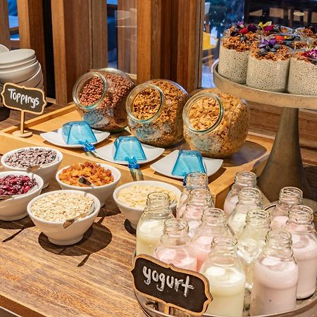 Ghl Bioxury Hotel Bogotá Exterior foto Yogurt and granola at a buffet