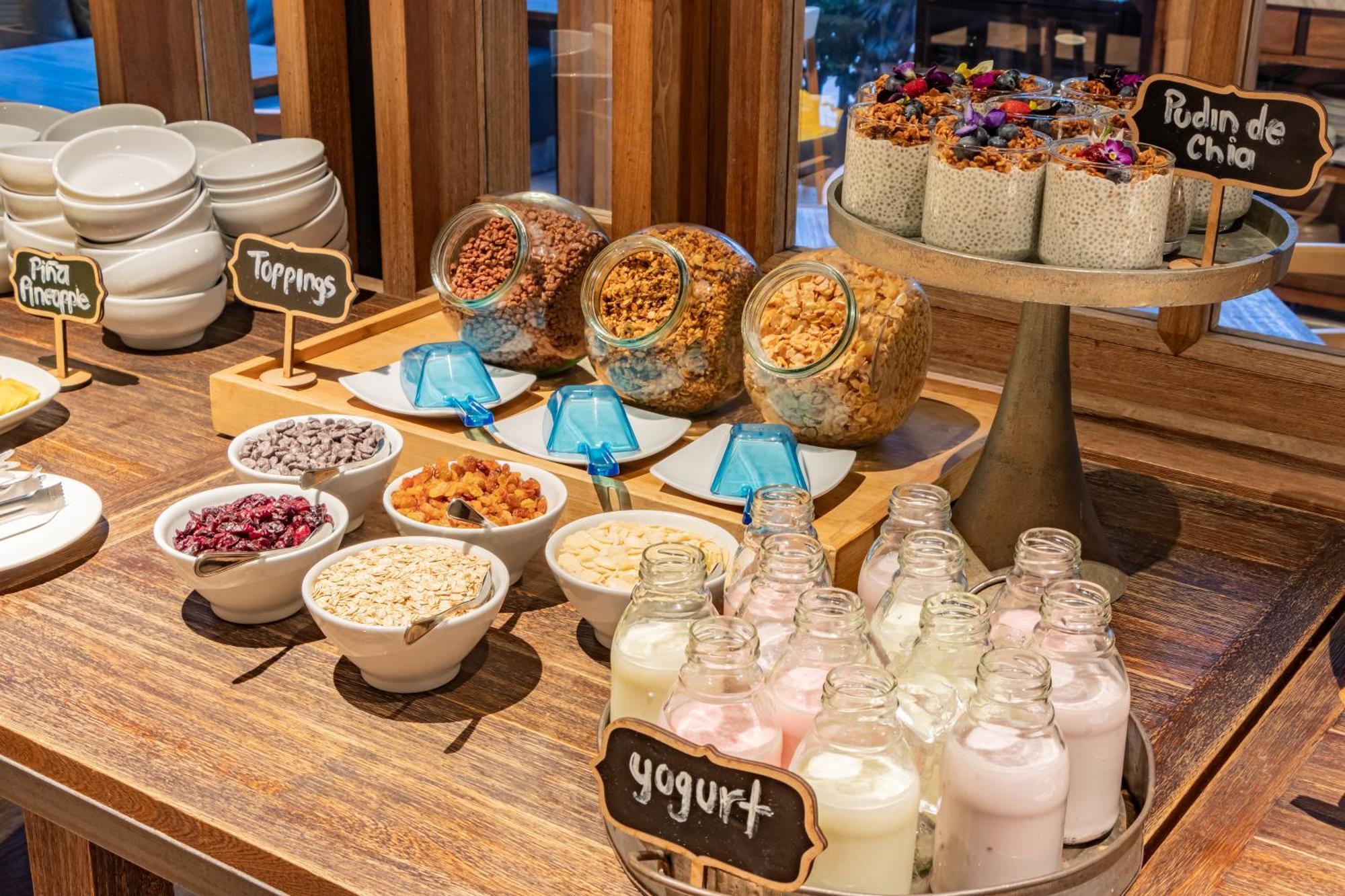 Ghl Bioxury Hotel Bogotá Exterior foto Yogurt and granola at a buffet