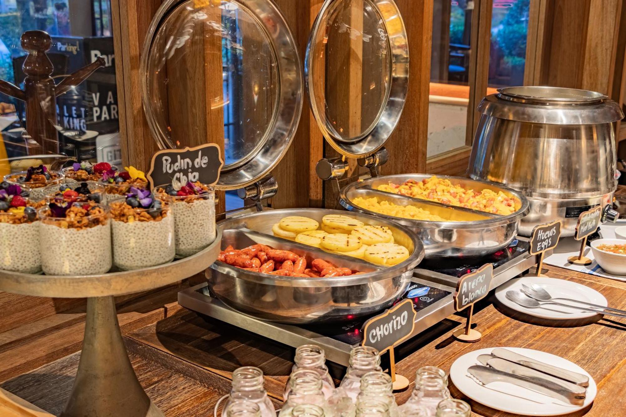 Ghl Bioxury Hotel Bogotá Exterior foto A breakfast buffet at a hotel