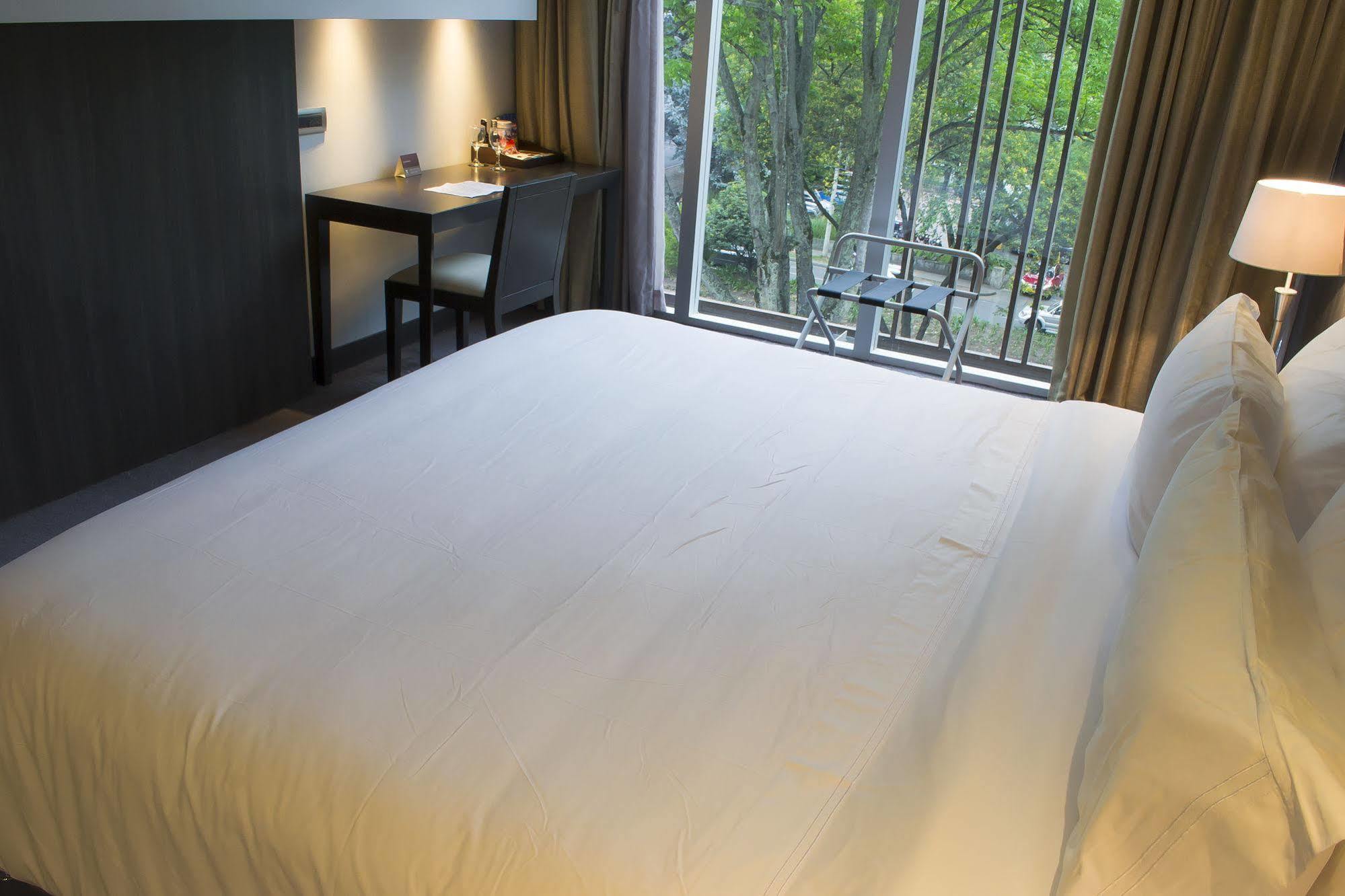Ghl Bioxury Hotel Bogotá Exterior foto A bed with a mattress